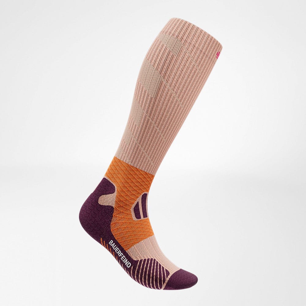Trail Run Compression Socks 1 Frisse been- en kuitverzorging sokken met anatomische patronen en knie-trechters; bruine en paars tinten, gericht op voetenondersteuning en sportverzorging.