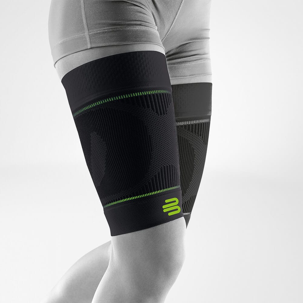 Sports Compression Sleeves Upper Leg 1 Duwblessurepreventie kniebandage met ademende stof en neon groene details; sportkleding in beeld, gericht op knieondersteuning en blessurepreventie.