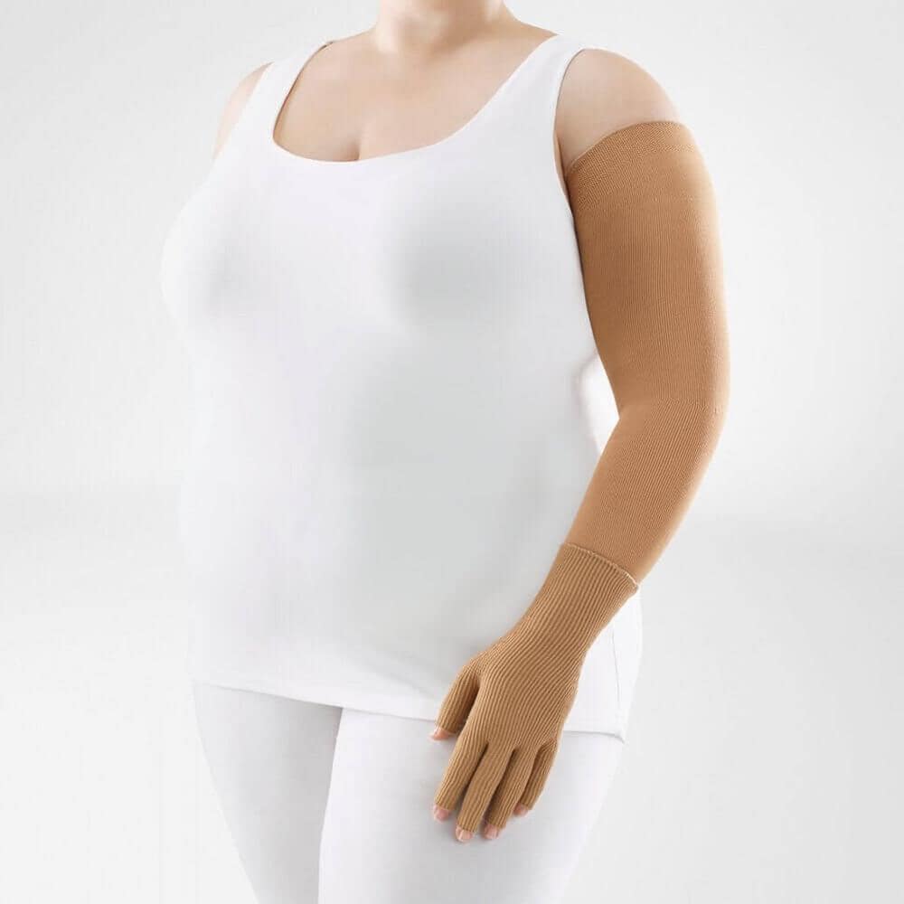 VenoTrain® curaflow armkousen 1 Draagbare compressiearmband en witte top die het menselijk figuur benadrukt, gericht op orthopedische ondersteuning en revalidatie bij blessures.