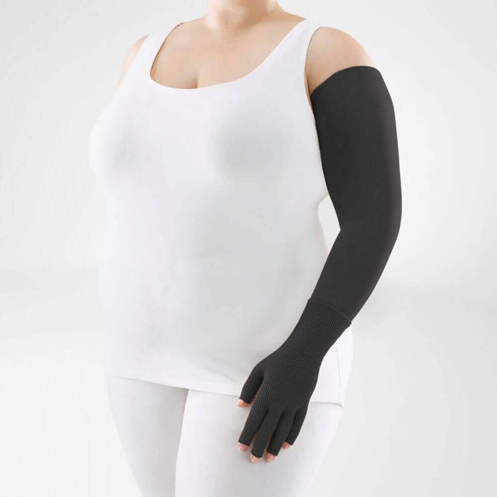 VenoTrain® curaflow armkousen 14 Draagbaar armverband en mitella bij de rechterarm, modellensierstuk met witte top en zwarte arm-omhulling voor ondersteuning en rehabilitatie.
