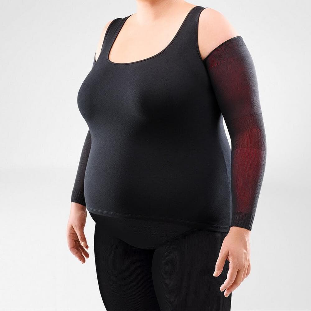 VenoTrain® curaflow armkousen 15 Zwarte zwangerschaps- of sporttop met lange mouwen, comfortabel passform en slanke buiklijn, model draagt een armverlenger onderarmbescherming.