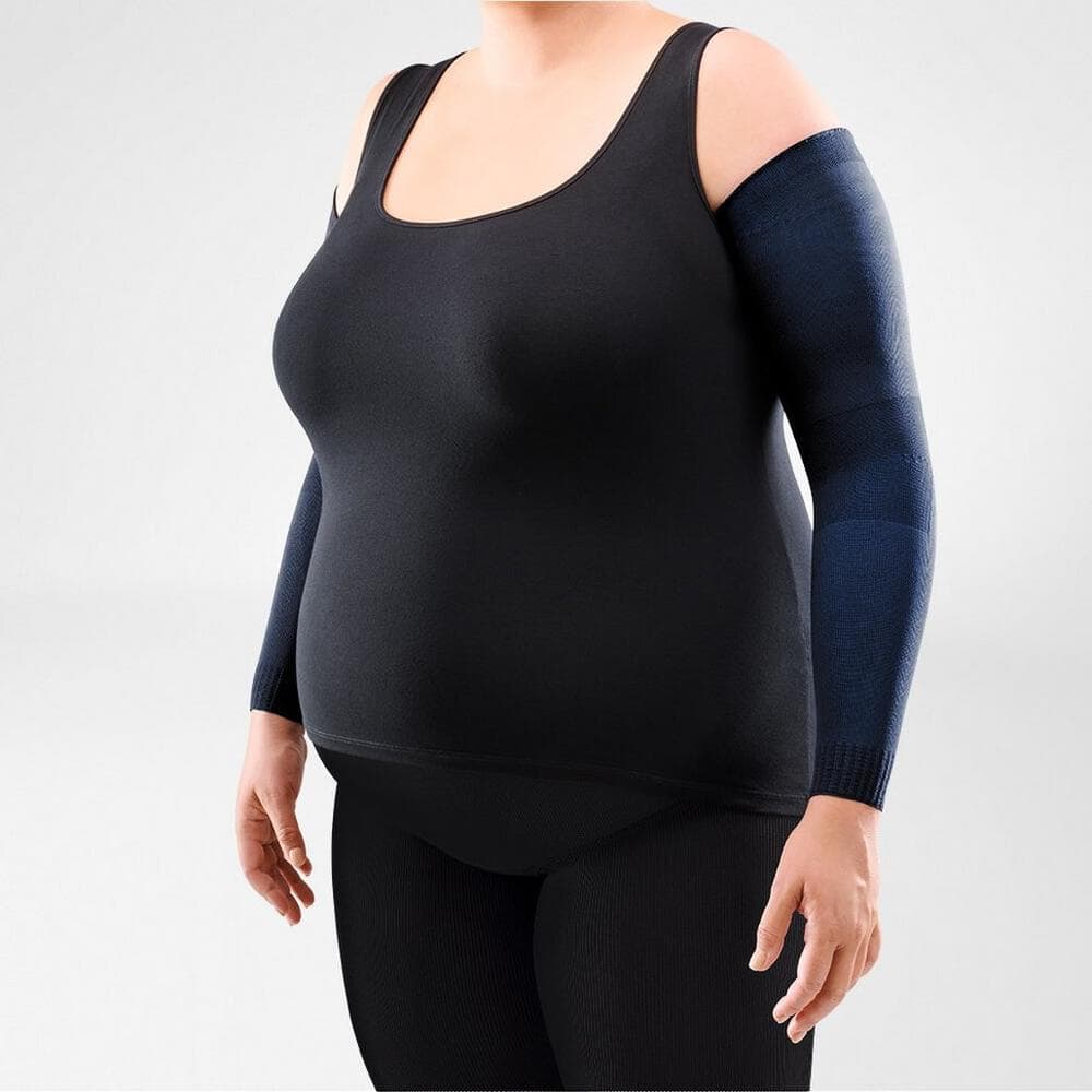 VenoTrain® curaflow armkousen 16 Zijaanzicht van een zwangere vrouw in zwarte trainingsoutfit met armen in een ondersteunende compressieband, gericht op licht lichaamsbeweging en therapiemogelijkheden.