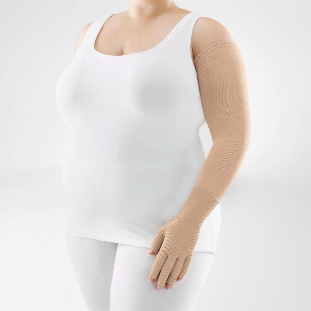 VenoTrain® curaflow armkousen 17 Rechte arm met spalk en beige compressiehandschoen, vrouwelijk torso in witte top en katoenen broek voor fysiotherapie en comfort.