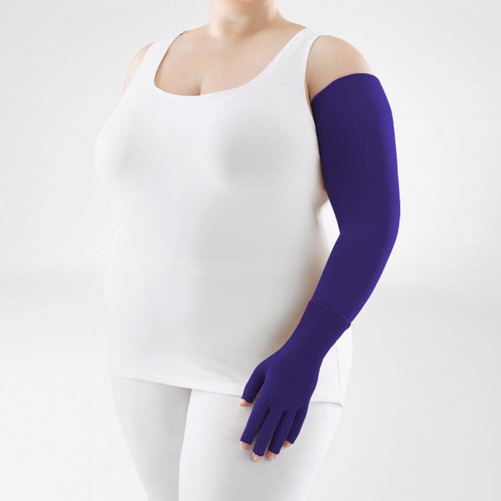VenoTrain® curaflow armkousen 19 Draagt een witte bovenkleding met een heldere paarse armwarmer en handschoen, model poseert tegen een neutrale achtergrond, gericht op fysiotherapie en comfort.