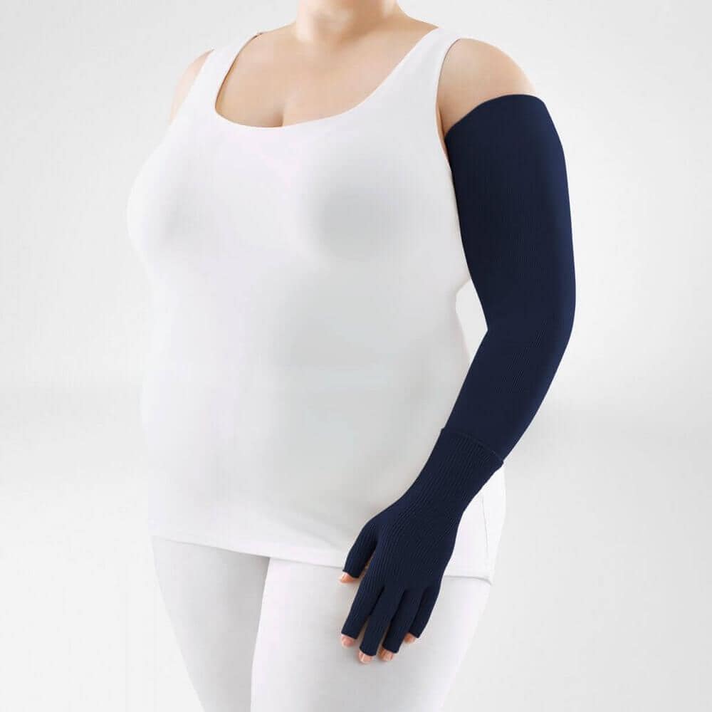VenoTrain® curaflow armkousen 21 Diepe navyarm in een witte top op een vrouw met een armbrace die de aandacht trekt voor orthopedische zorg en revalidatie bij FRISKFYSIO.