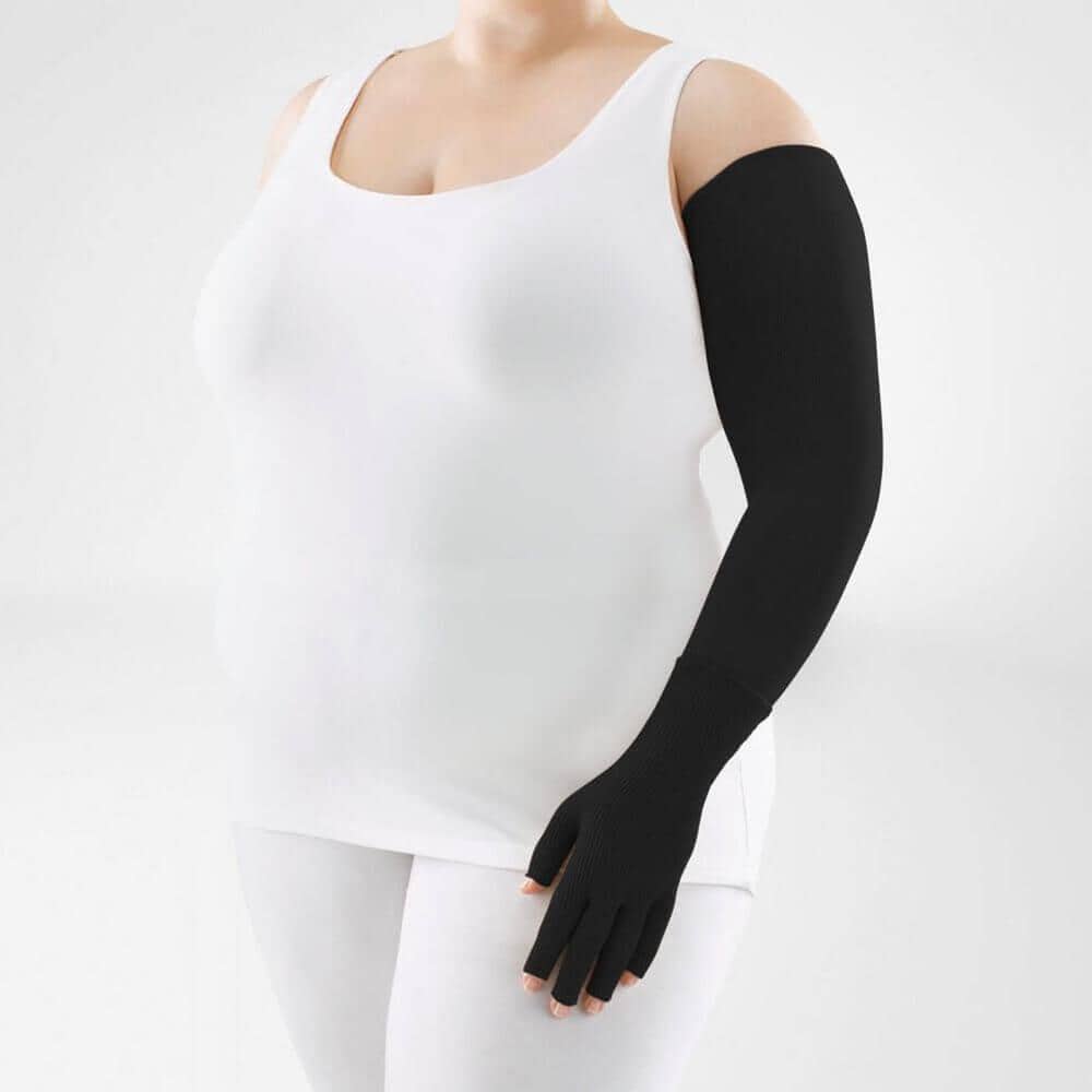VenoTrain® curaflow armkousen 23 An vrouwelijke atleet met een witte top en een speciale volledig bedrukte zwarte armhandschoen aan één arm, wijst op sport- en revalidatie-accessoires.