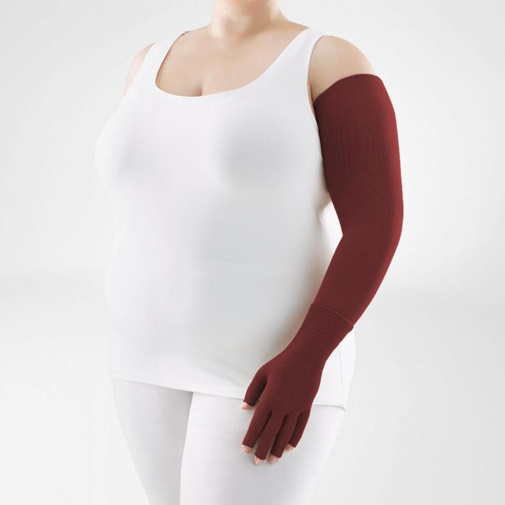 VenoTrain® curaflow armkousen 24 Dinnen wit top met een opvallende rode armbrace voor ondersteuning en pijnverlichting.