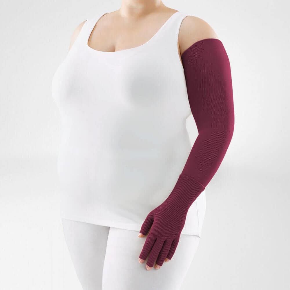 VenoTrain® curaflow armkousen 25 Man met witte top en een lange paarse arm-omslag van knitwear; de afbeelding benadrukt compressie- of ondersteunende armwarmers voor rek- en steuntraining.