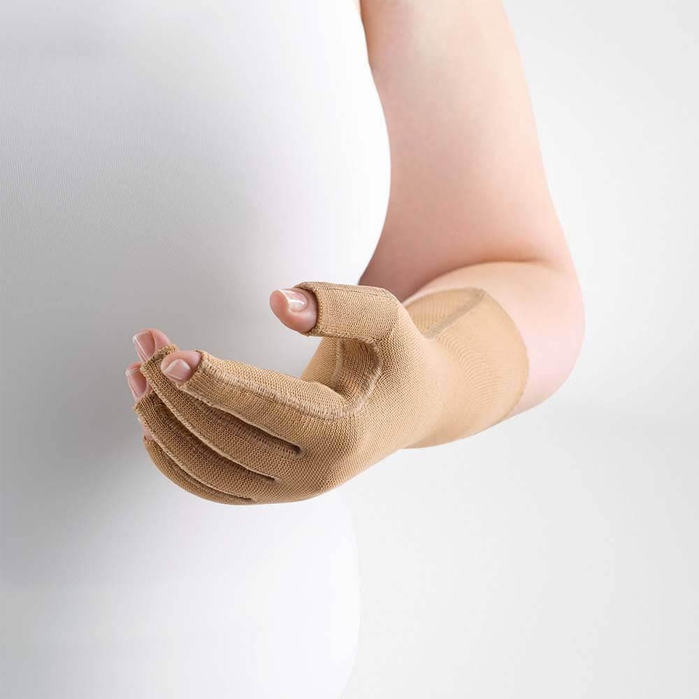 VenoTrain® curaflow armkousen 4 Rechterarm met een bruine compressie-vingerhandschoen, gericht op ondersteuning en herstel.