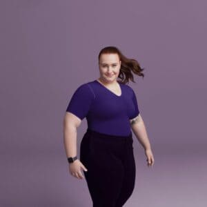 Frisk Fysio afbeelding van een vrouw in paarse top en donkere broek, zelfverzekerd en actief poseert op een paarse achtergrond.
