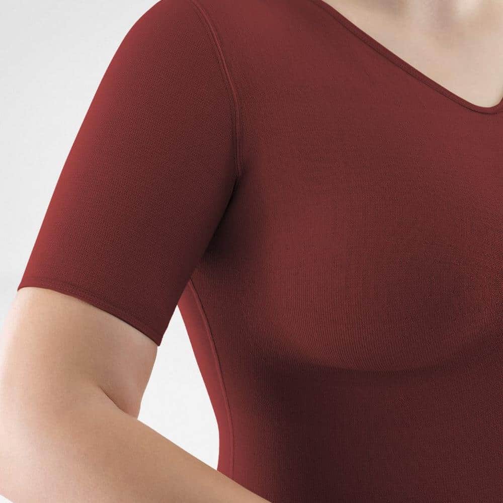 VenoTrain® curaflow thorax 7 Man/vrouw in een donkerrode korte mouwen T-shirt, close-up van schouders en borstpartij, neutrale achtergrond.