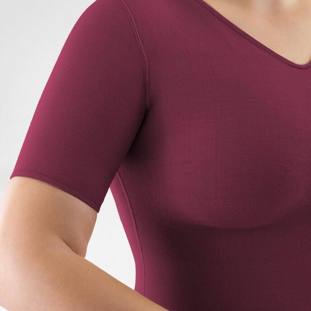VenoTrain® curaflow thorax 8 Man in donkerrood badminton- of sportt-shirt, close-up van schouders en bovenarm.