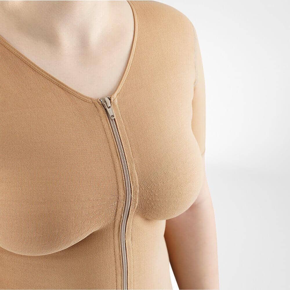 VenoTrain® curaflow thorax 4 Vrouw draagt een beige thermische top met rits, close-up borst en schouders, neutrale achtergrond.
