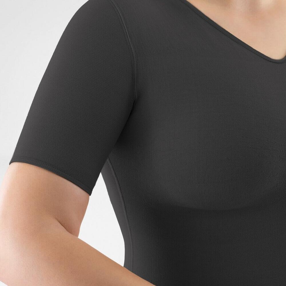 VenoTrain® curaflow thorax 9 Draagbaar sportshirt in zwarte kleur met korte mouwen, close-up op de schouders en borstzak, geschikt voor training en fysiotherapie.