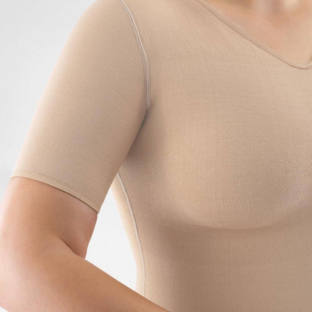 VenoTrain® curaflow thorax 5 Menselijk torso in een beige lichaamsonderlaag met korte mouwen, geschikt voor fysiotherapie en bewegingstherapie.