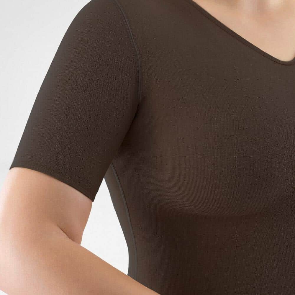 VenoTrain® curaflow thorax 10 Moderne bruin katoenen T-shirt met korte mouwen gedragen door een persoon, close-up van bovenarm en borst richting kledingtextuur.