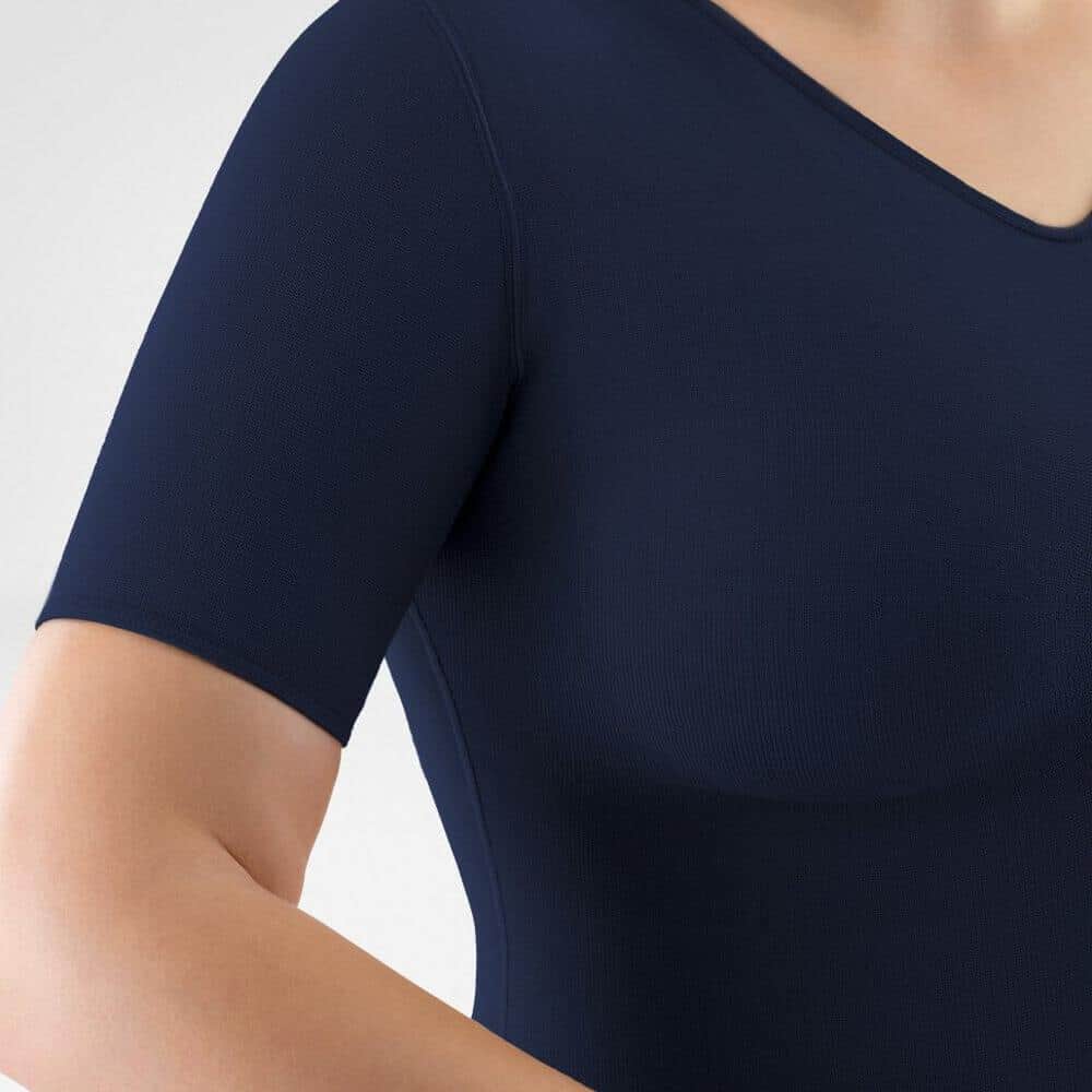 VenoTrain® curaflow thorax 13 Fris sportshirt in donkerblauw met korte mouwen en ronde hals, close-up op de schouders en borstkas.