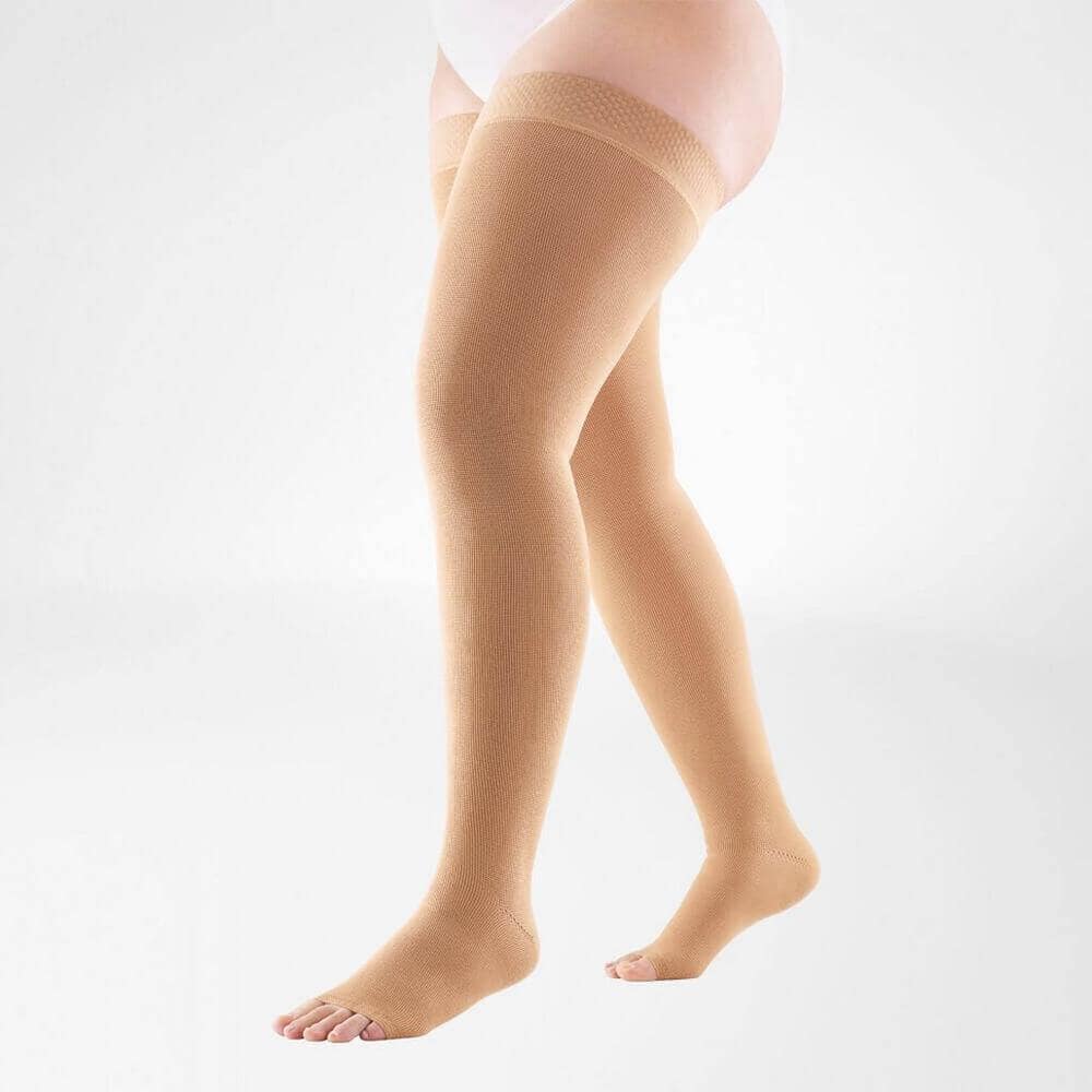 VenoTrain® delight 1 Women’s legs in flesh-coloured stockings, a posture suggesting explosive activity, a recommendation for medical compression stockings.