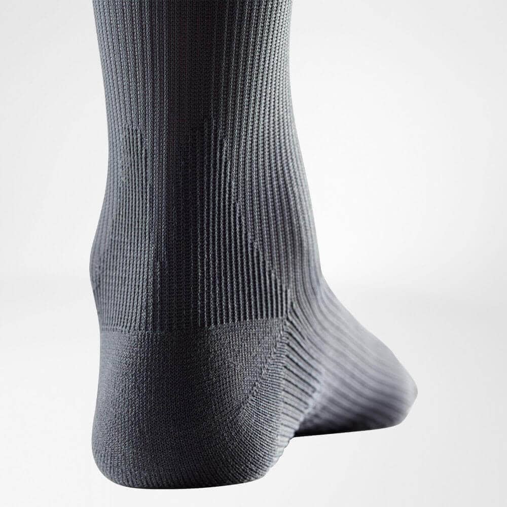 VenoTrain® hero 5 Tight-fitting sports socks designed to emphasise the arch of the foot and provide ankle support; a close-up of an ankle and the arch of the foot in a dark grey sock.