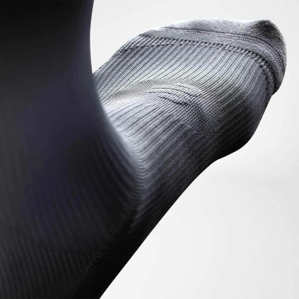 VenoTrain® hero 4 Dynamic sportswear on an arm in action, featuring a woven fabric pattern and shading effects – the perfect brand for physiotherapy and sports rehabilitation from FRISKFYSIO.nl.