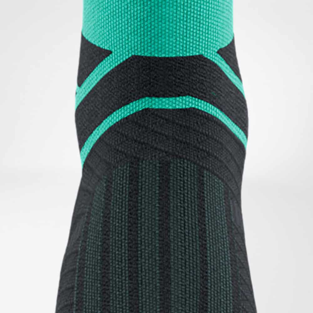 Run Performance Mid Cut Socks 7 Fris fysio sportkneepad sok met zwarte en groene structuur, close-up.